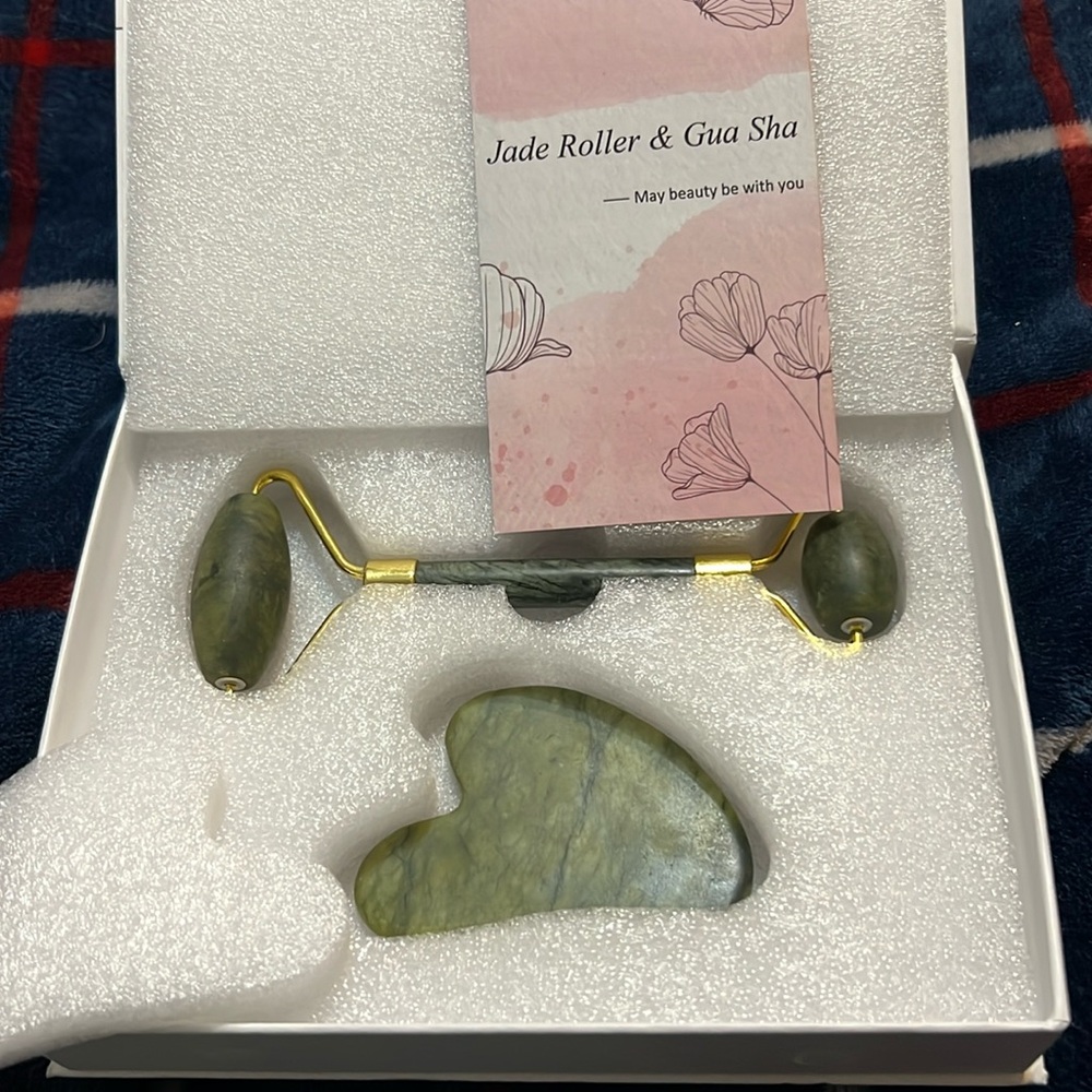 Baimei Skincare Jade roller and gua sha stone set